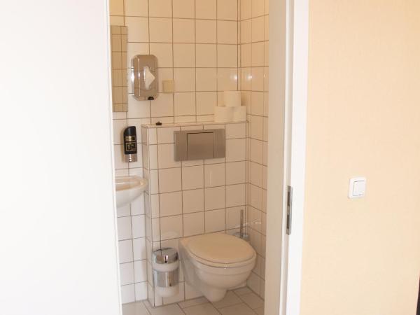 Happy Go Lucky Hotel + Hostel : photo 3 de la chambre chambre familiale avec salle de bains