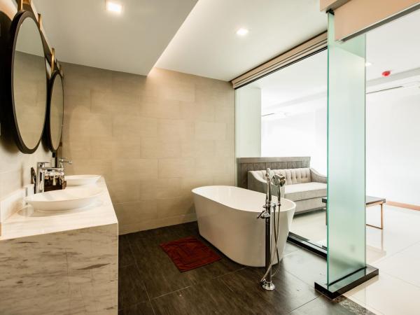 Blackwoods Hotel Pattaya - SHA Extra Plus : photo 6 de la chambre chambre lit queen-size - vue sur jardin