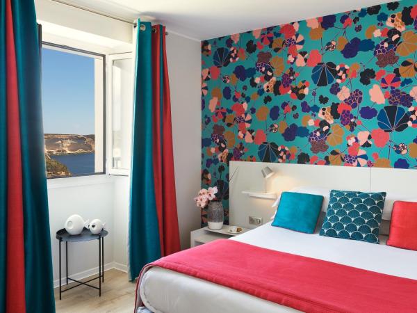 Santateresa : photo 1 de la chambre suite junior avec balcon - vue sur ville haute, falaises et mer