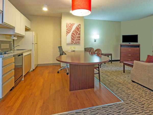 MainStay Suites Louisville Jeffersontown : photo 4 de la chambre queen suite handicapped with  roll-in shower and sofabed - non-smoking