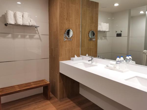 Ramada Encore by Wyndham Monterrey Apodaca Zona Aeropuerto : photo 5 de la chambre suite junior lit king-size - non-fumeurs