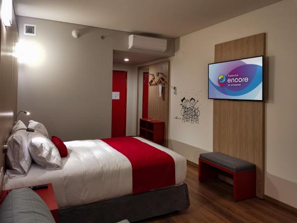 Ramada Encore by Wyndham Monterrey Apodaca Zona Aeropuerto : photo 5 de la chambre chambre lit king-size - non-fumeurs