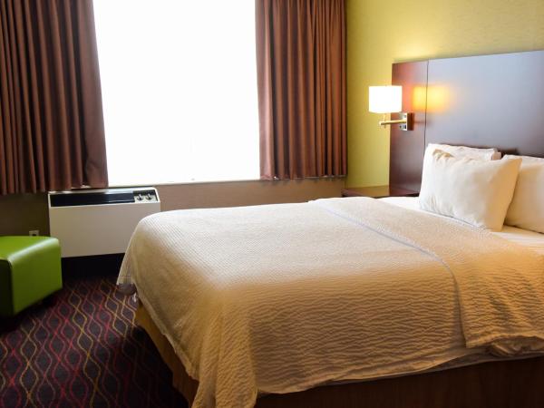 Days Inn by Wyndham Ottawa West : photo 1 de la chambre chambre lit king-size - non-fumeurs