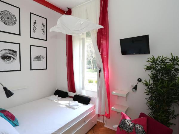 The Hostel : photo 1 de la chambre chambre double avec salle de bains privative - vue sur jardin