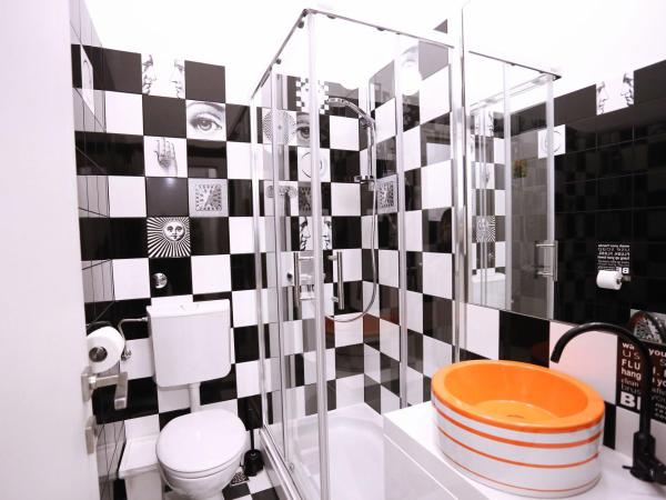 The Hostel : photo 7 de la chambre lit simple dans dortoir de 4 lits avec salle de bains commune