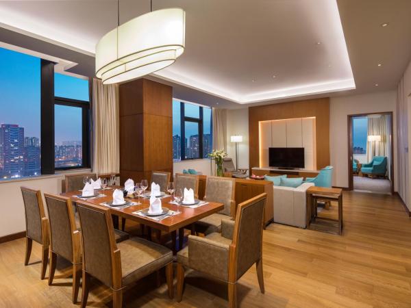 Holiday Inn Tianjin Xiqing, an IHG Hotel : photo 1 de la chambre one-bedroom suite with dining area