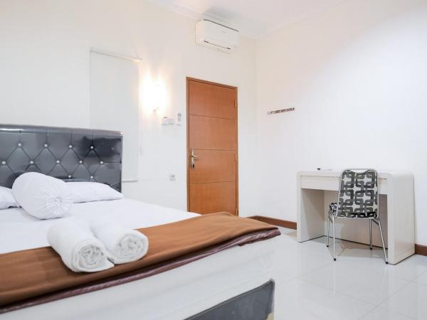 wisma delapan Mitra RedDoorz : photo 6 de la chambre chambre double standard