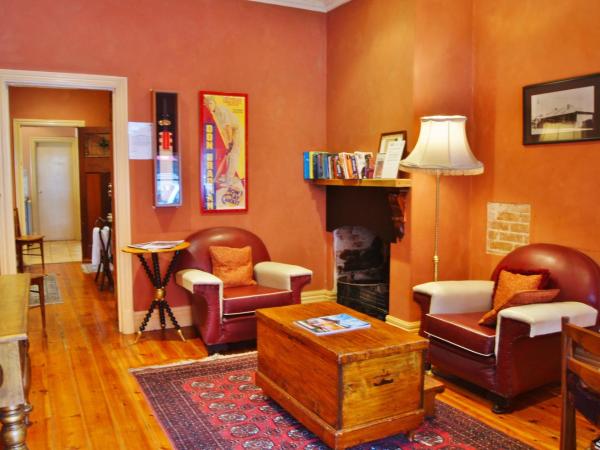 North Adelaide Heritage Cottages & Apartments : photo 1 de la chambre suite lit queen-size avec baignoire spa