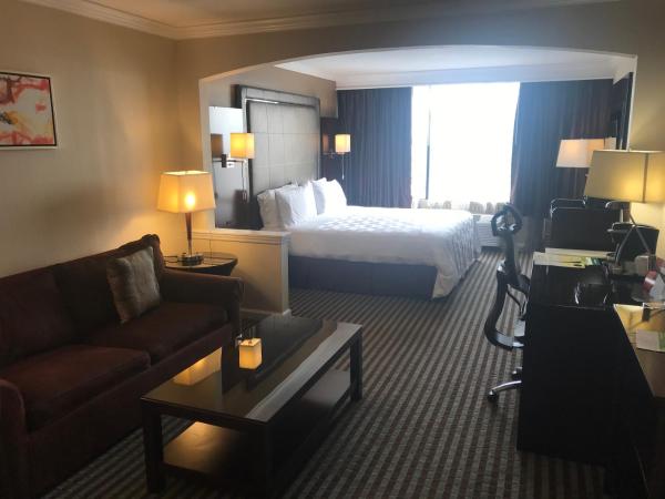 Holiday Inn Orlando East-UCF Area, an IHG Hotel : photo 2 de la chambre chambre lit king-size avec canapé-lit