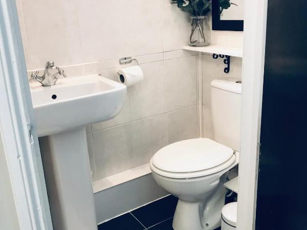 Trinity House Hotel : photo 2 de la chambre chambre familiale avec salle de bains privative