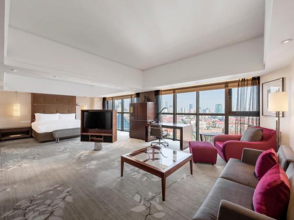InterContinental Shanghai Pudong, an IHG Hotel : photo 4 de la chambre suite junior lit king-size - accès au salon