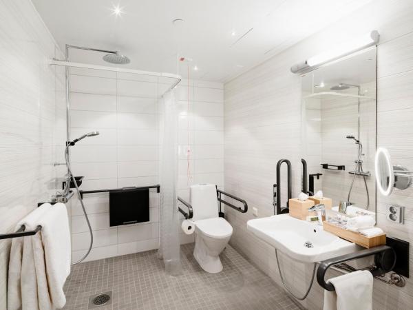 Hotel Indigo Helsinki-Boulevard, an IHG Hotel : photo 6 de la chambre double room with mobility accessible roll in shower
