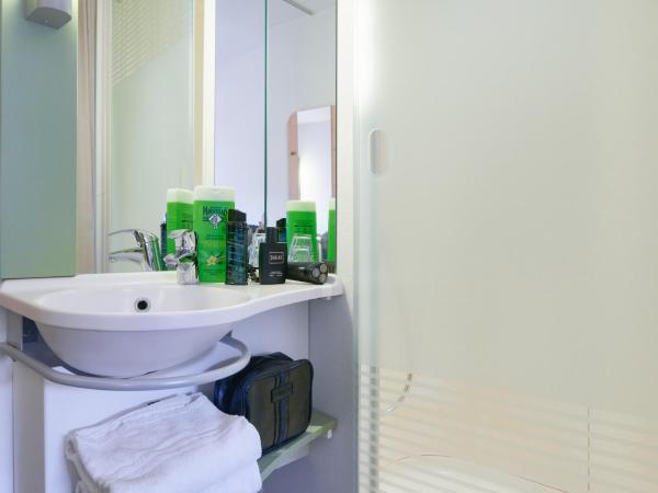 ibis Budget Paris La Villette 19ème : photo 10 de la chambre chambre avec 1 lit queen-size et 1 lit superposé