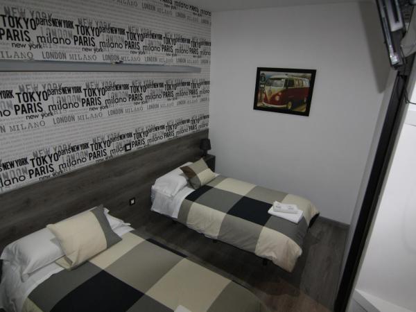 Hostal MH Fuencarral : photo 2 de la chambre chambre lits jumeaux