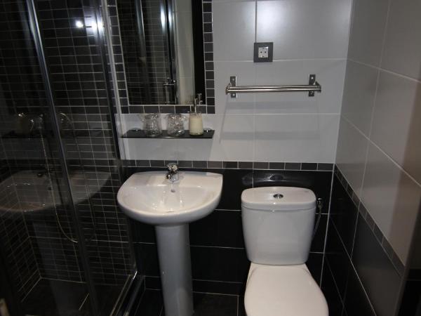 Hostal MH Fuencarral : photo 6 de la chambre chambre double avec lit d'appoint (3 adultes)