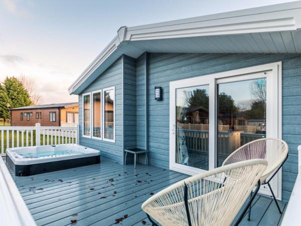 The Haven Lodge with Hot Tub : photo 1 de la chambre pavillon 3 chambres