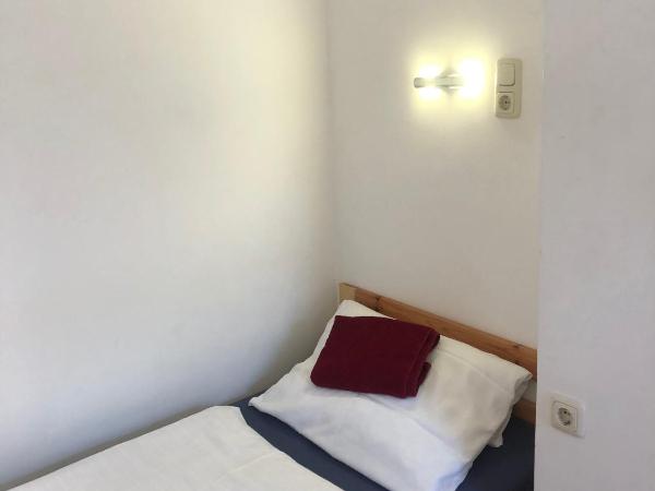 Hotel Pension Schmellergarten : photo 2 de la chambre chambre lits jumeaux avec toilettes et douche communes