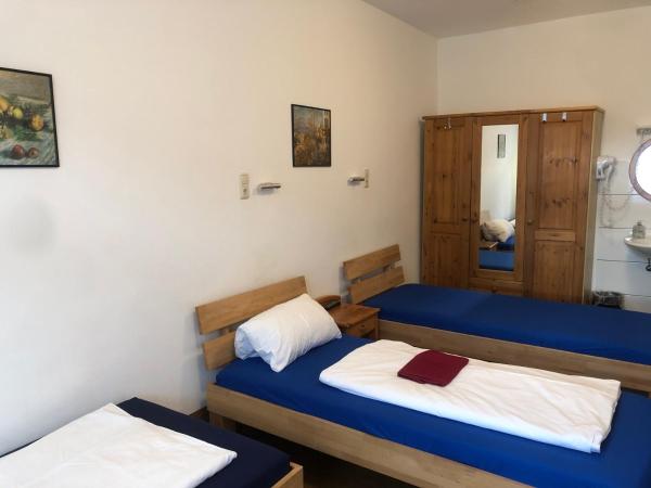 Hotel Pension Schmellergarten : photo 9 de la chambre chambre quadruple avec douche et toilettes communes