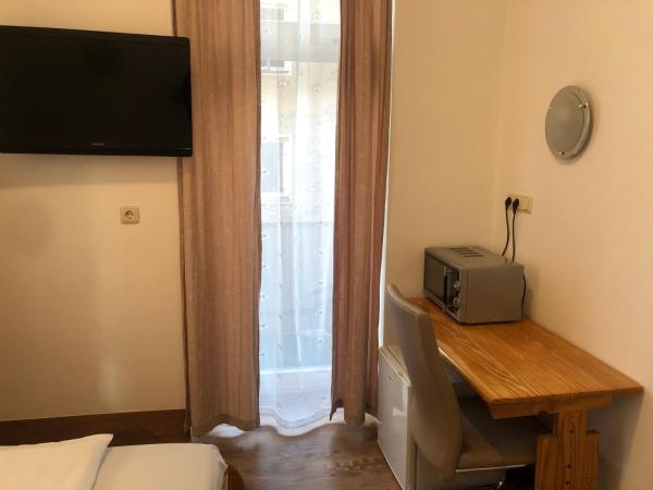 Hotel Pension Schmellergarten : photo 8 de la chambre chambre simple avec toilettes et douche communes