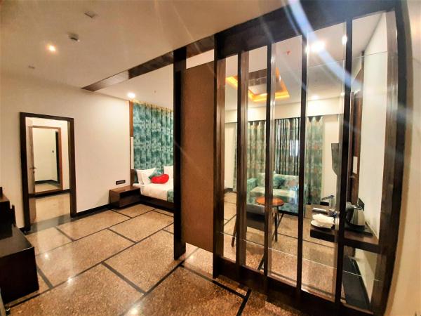 Suvin Residency with Rooftop Swimming Pool : photo 7 de la chambre suite