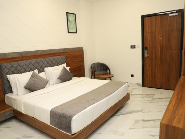 Suvin Residency with Rooftop Swimming Pool : photo 1 de la chambre chambre deluxe