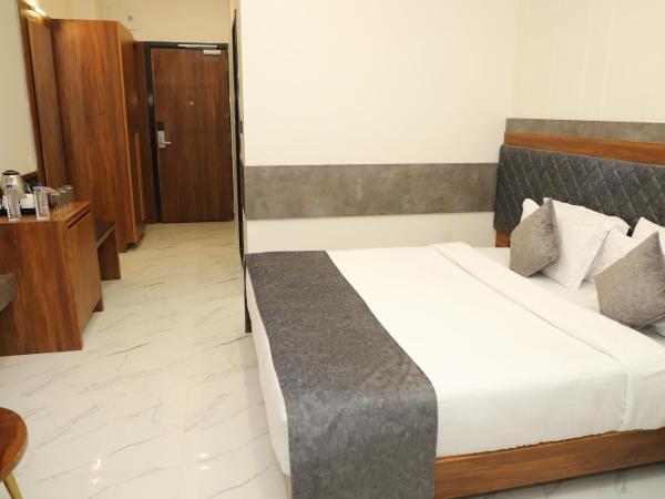 Suvin Residency with Rooftop Swimming Pool : photo 10 de la chambre chambre deluxe