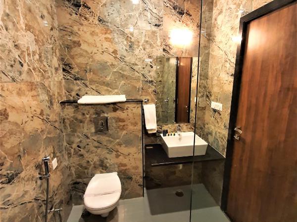 Suvin Residency with Rooftop Swimming Pool : photo 8 de la chambre chambre familiale