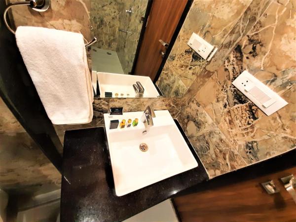 Suvin Residency with Rooftop Swimming Pool : photo 6 de la chambre chambre familiale