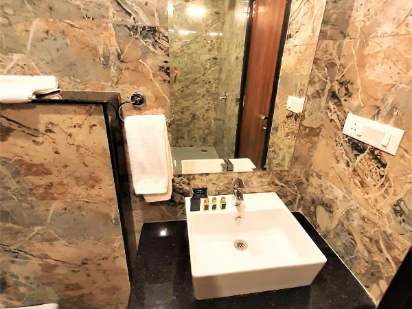 Suvin Residency with Rooftop Swimming Pool : photo 7 de la chambre chambre familiale