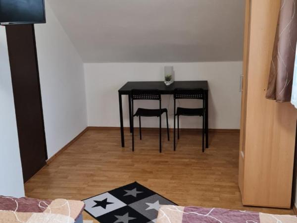 Arató Vendégház : photo 1 de la chambre chambre lits jumeaux avec salle de bains commune