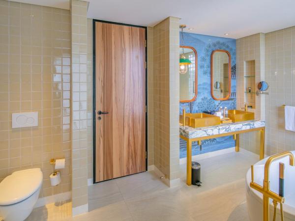 Hotel Indigo Bangkok Wireless Road, an IHG Hotel : photo 3 de la chambre hébergement lit king-size premium avec balcon d'angle - vue sur jardin