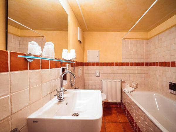 Ristorante e Pensione La Campagnola : photo 7 de la chambre chambre double deluxe avec baignoire