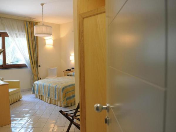 Hotel Villa Poseidon & Events : photo 2 de la chambre chambre triple - vue sur jardin