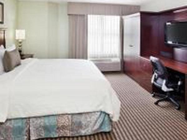 Holiday Inn Express Hotel & Suites Atlanta Buckhead, an IHG Hotel : photo 2 de la chambre suite avec douche accessible en fauteuil roulant - non-fumeurs