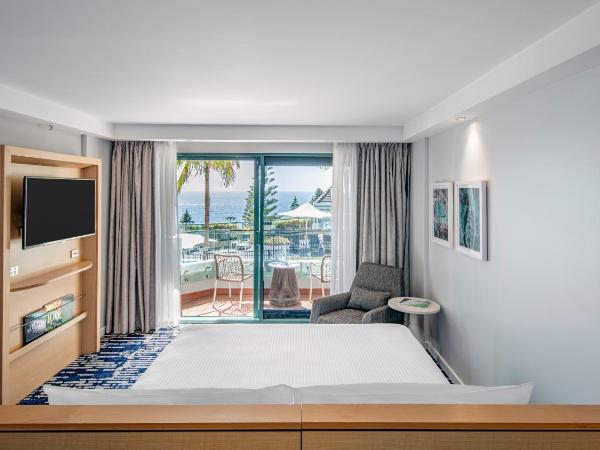 Crowne Plaza Sydney Coogee Beach, an IHG Hotel : photo 1 de la chambre chambre lit king-size avec canapé-lit - vue sur piscine