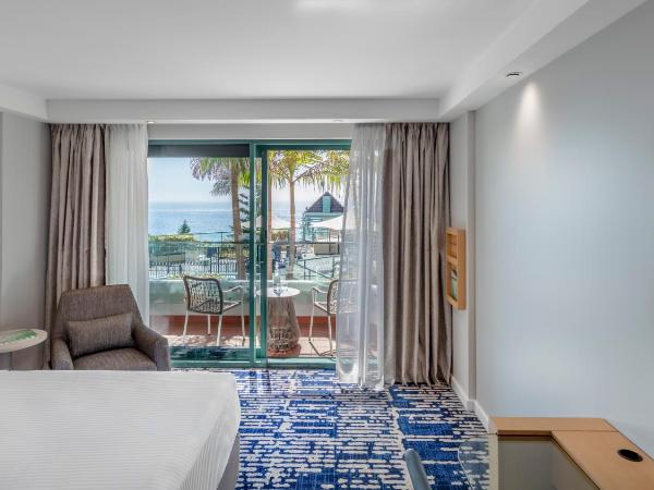 Crowne Plaza Sydney Coogee Beach, an IHG Hotel : photo 4 de la chambre standard double room with two double beds and pool view