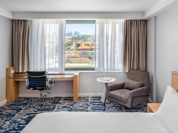 Crowne Plaza Sydney Coogee Beach, an IHG Hotel : photo 4 de la chambre chambre lit king-size - vue sur village