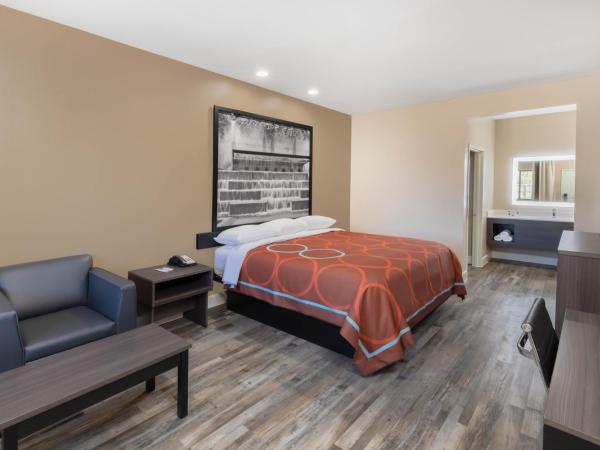 Super 8 by Wyndham Houston NW Beltway 8-West Rd : photo 3 de la chambre chambre lit king-size - non-fumeurs