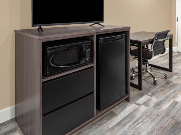 Super 8 by Wyndham Houston NW Beltway 8-West Rd : photo 1 de la chambre chambre lit king-size - non-fumeurs