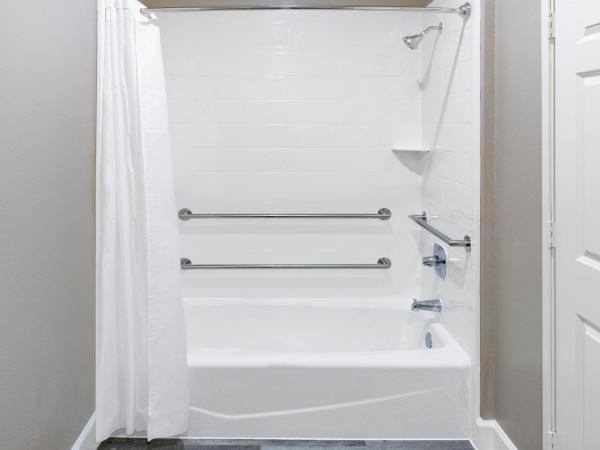 Super 8 by Wyndham Houston NW Beltway 8-West Rd : photo 6 de la chambre chambre lit king-size pour personnes à mobilité réduite/malentendantes - non-fumeurs