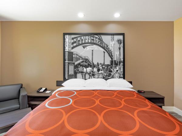 Super 8 by Wyndham Houston NW Beltway 8-West Rd : photo 2 de la chambre studio lit king-size - non-fumeurs