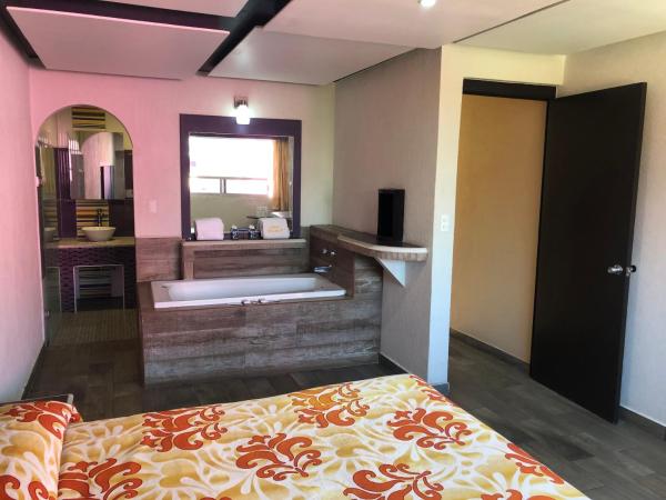 Hotel & Villas 7 : photo 7 de la chambre chambre lit queen-size avec baignoire spa