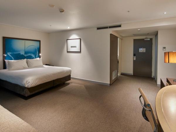 Novotel Melbourne On Collins : photo 1 de la chambre chambre pour personnes à mobilité réduite avec lit king-size