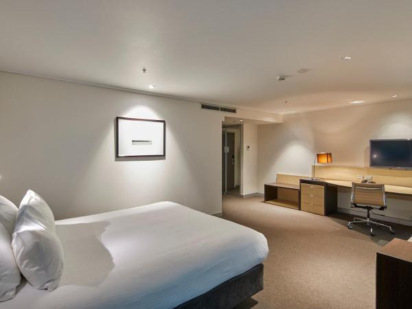 Novotel Melbourne On Collins : photo 2 de la chambre chambre pour personnes à mobilité réduite avec lit king-size