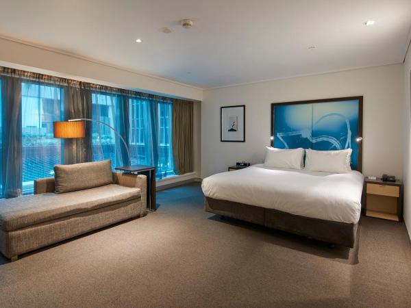 Novotel Melbourne On Collins : photo 5 de la chambre chambre pour personnes à mobilité réduite avec lit king-size