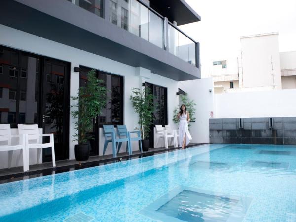 Hotel NuVe Urbane : photo 4 de la chambre chambre lit queen-size de luxe avec accès à la piscine