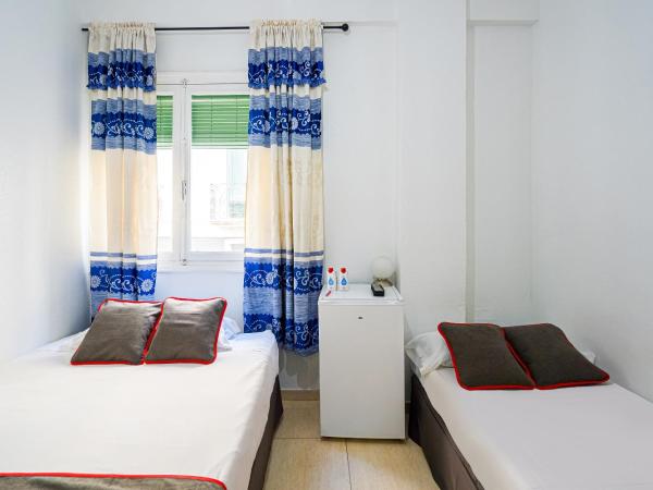 Pensión Ayuntamiento : photo 4 de la chambre chambre triple avec salle de bains commune