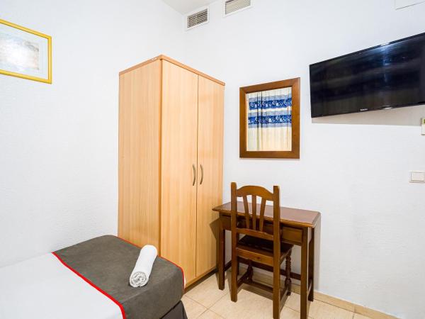 Pensión Ayuntamiento : photo 2 de la chambre chambre double ou lits jumeaux avec salle de bains commune