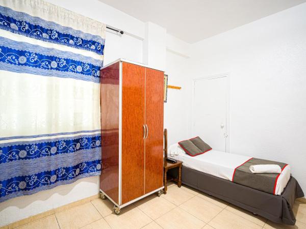 Pensión Ayuntamiento : photo 4 de la chambre chambre triple basique avec salle de bains commune