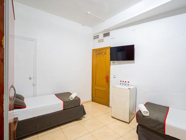 Pensión Ayuntamiento : photo 5 de la chambre chambre triple basique avec salle de bains commune